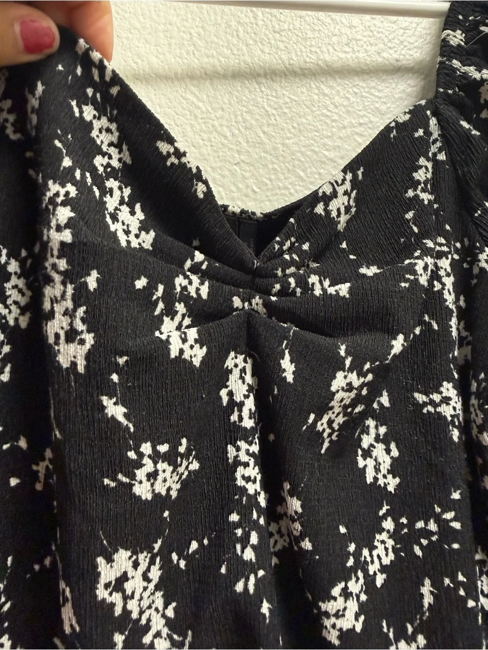 Anthropologie cropped blouse size S siBlack and White Floral Puff-Sleeve